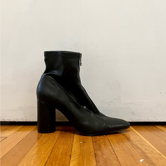 Zara Woman black leather ankle boots with heel - Picture 2 of 4